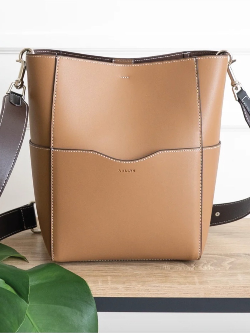 AALLYN JORDAN BUCKET BAG, tobacco/silver sold out color